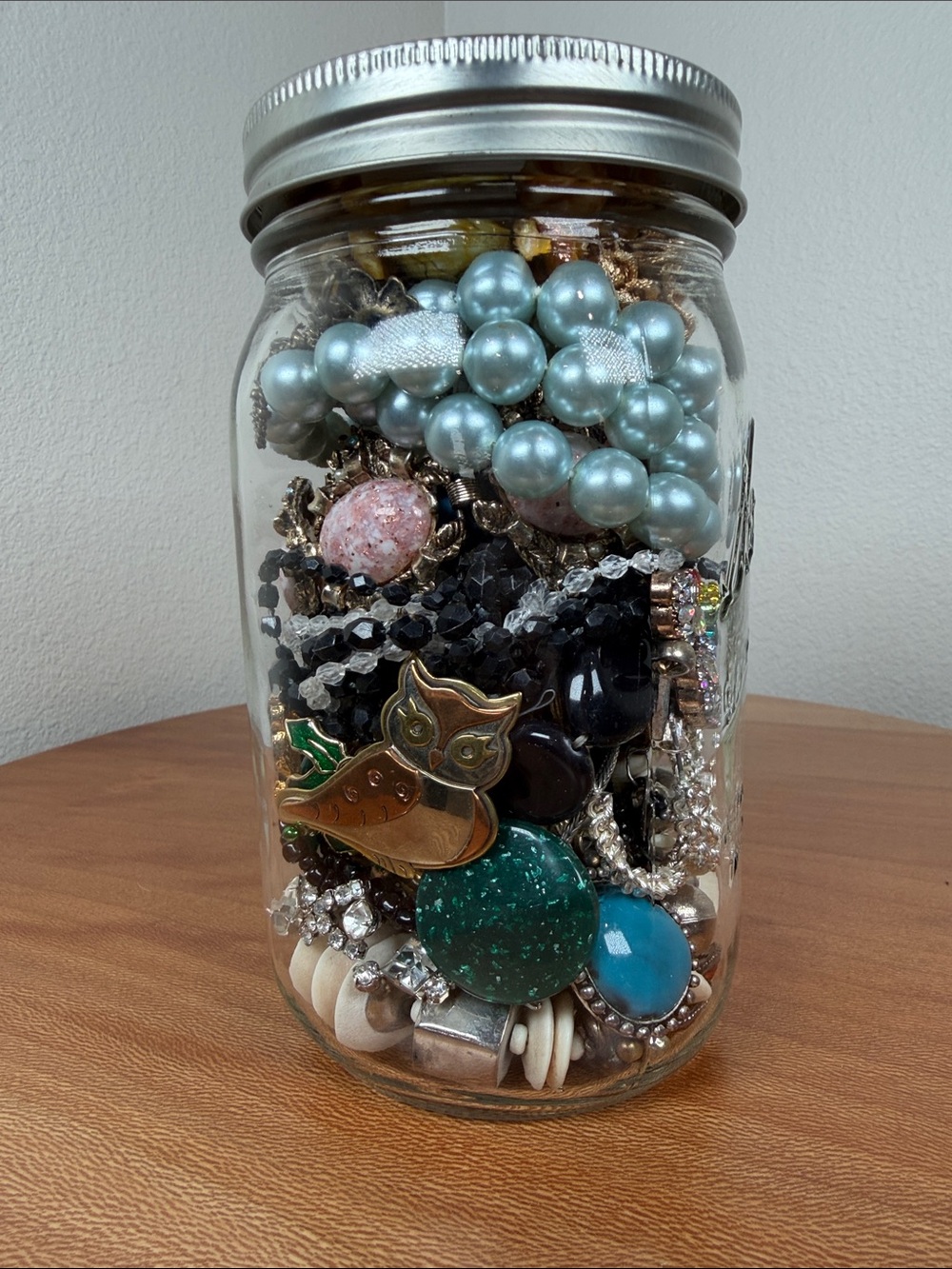 Miscellaneous VTG Costume Jewelry Jar Brooches Earrings Necklaces Rings - Picture 6 of 9